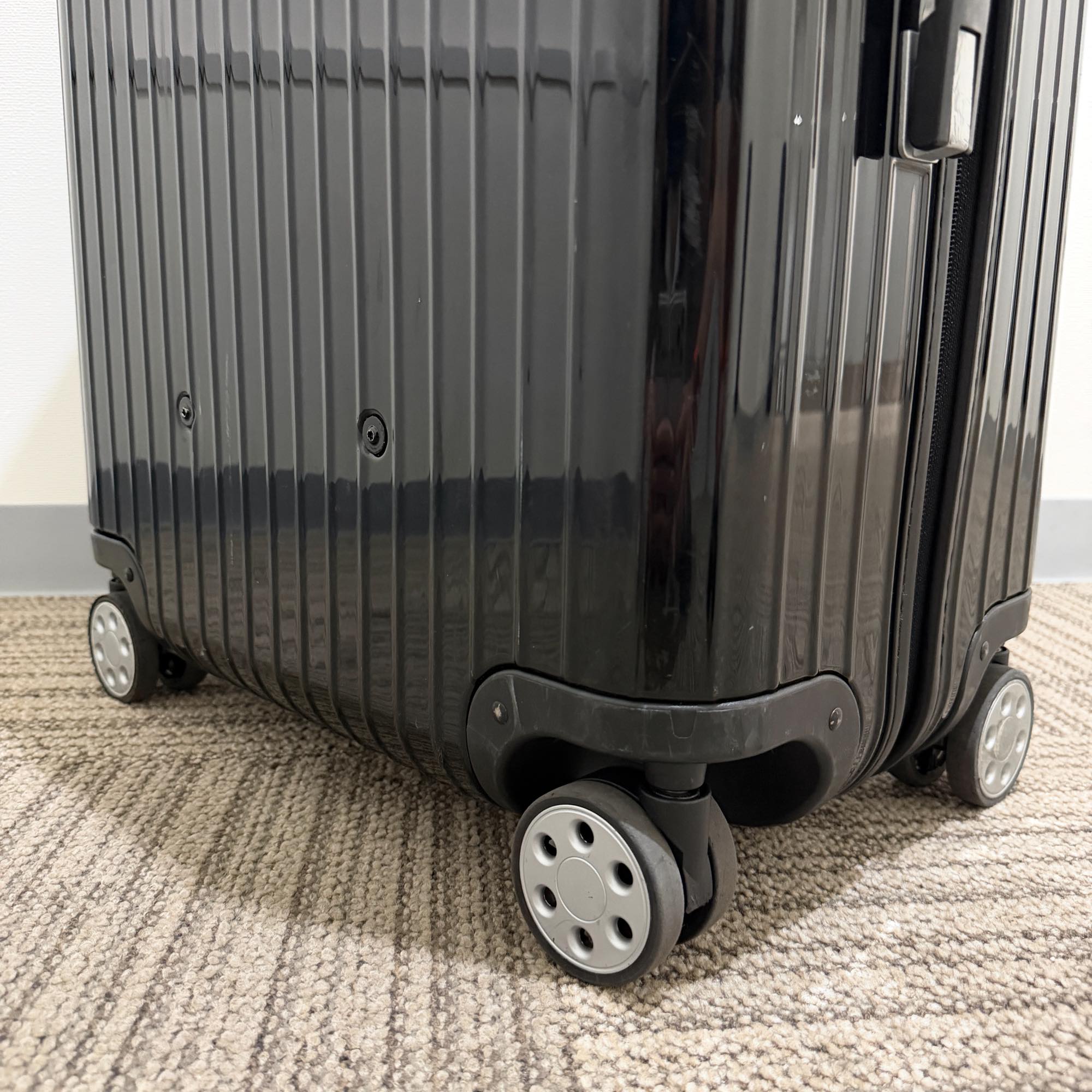 リモワ　サルサデラックス　U870.70.21.1　中古美品　86リットル　4輪