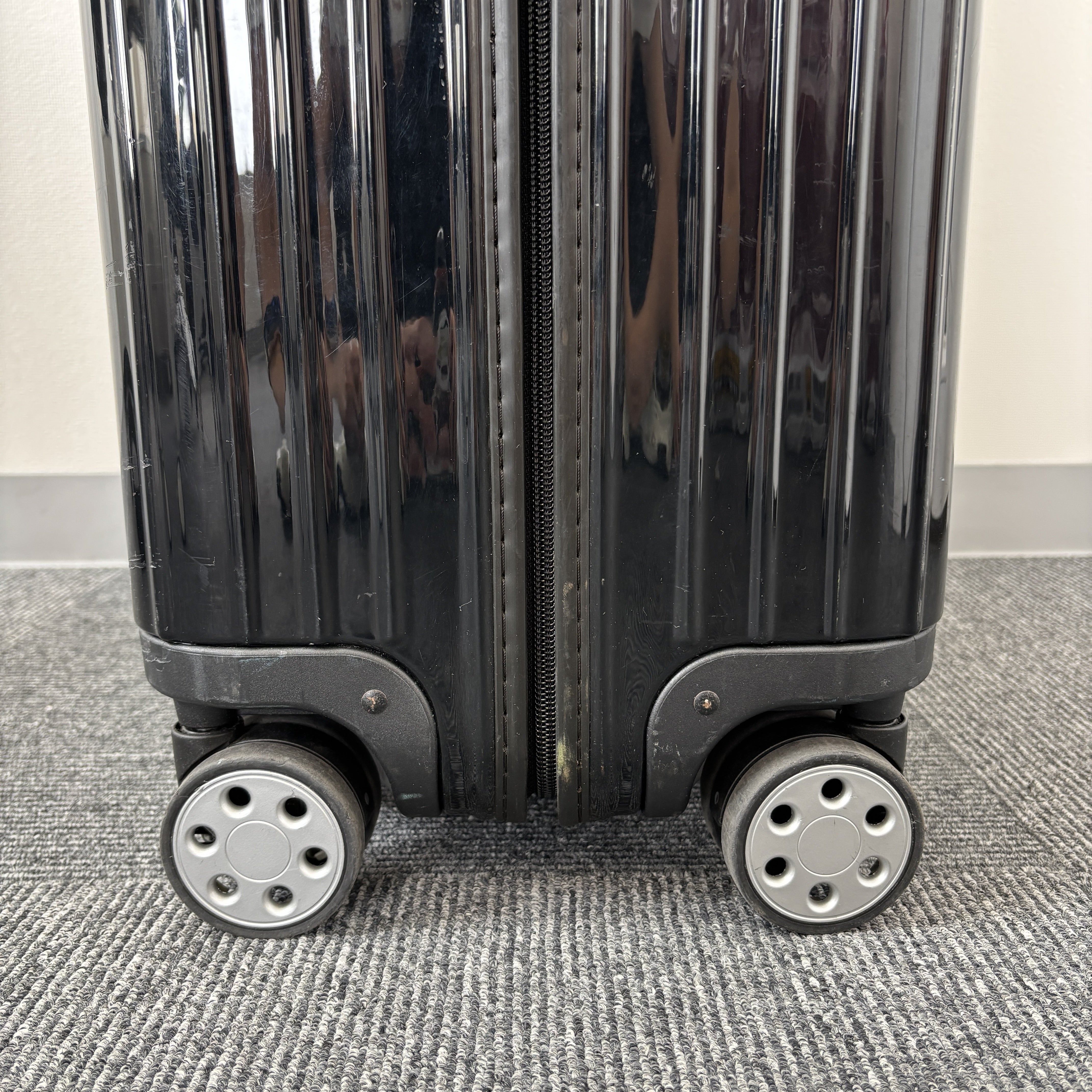 リモワ　サルサデラックス(エッセンシャル)　870.77　中古商品　104リットル　ブラック　4輪