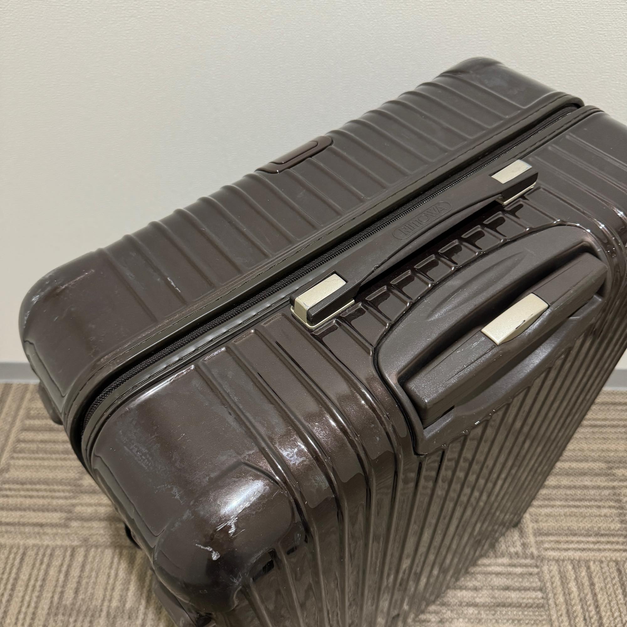 リモワ　サルサデラックス　870.77　中古商品　104リットル　4輪