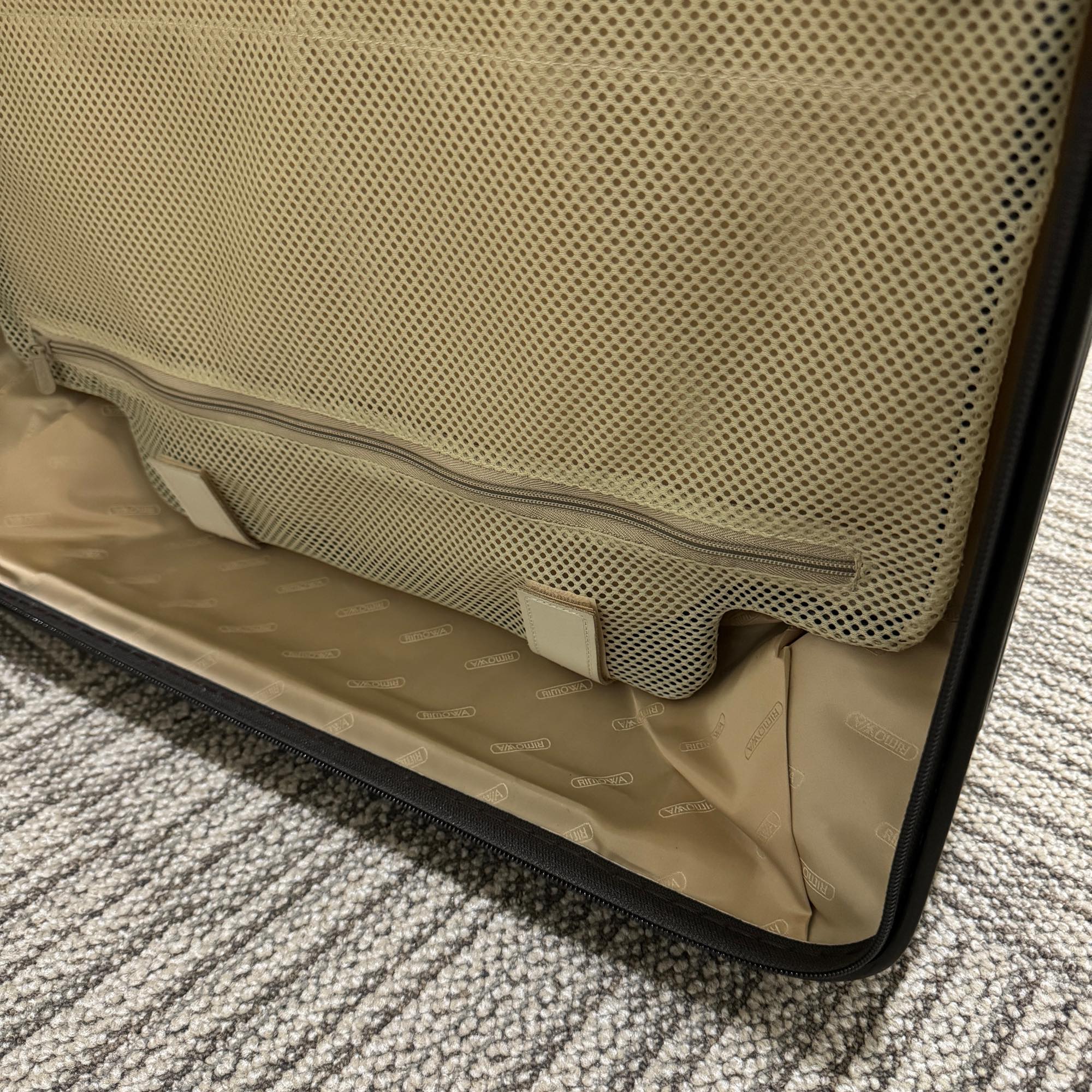 リモワ　サルサデラックス　870.77　中古商品　104リットル　4輪