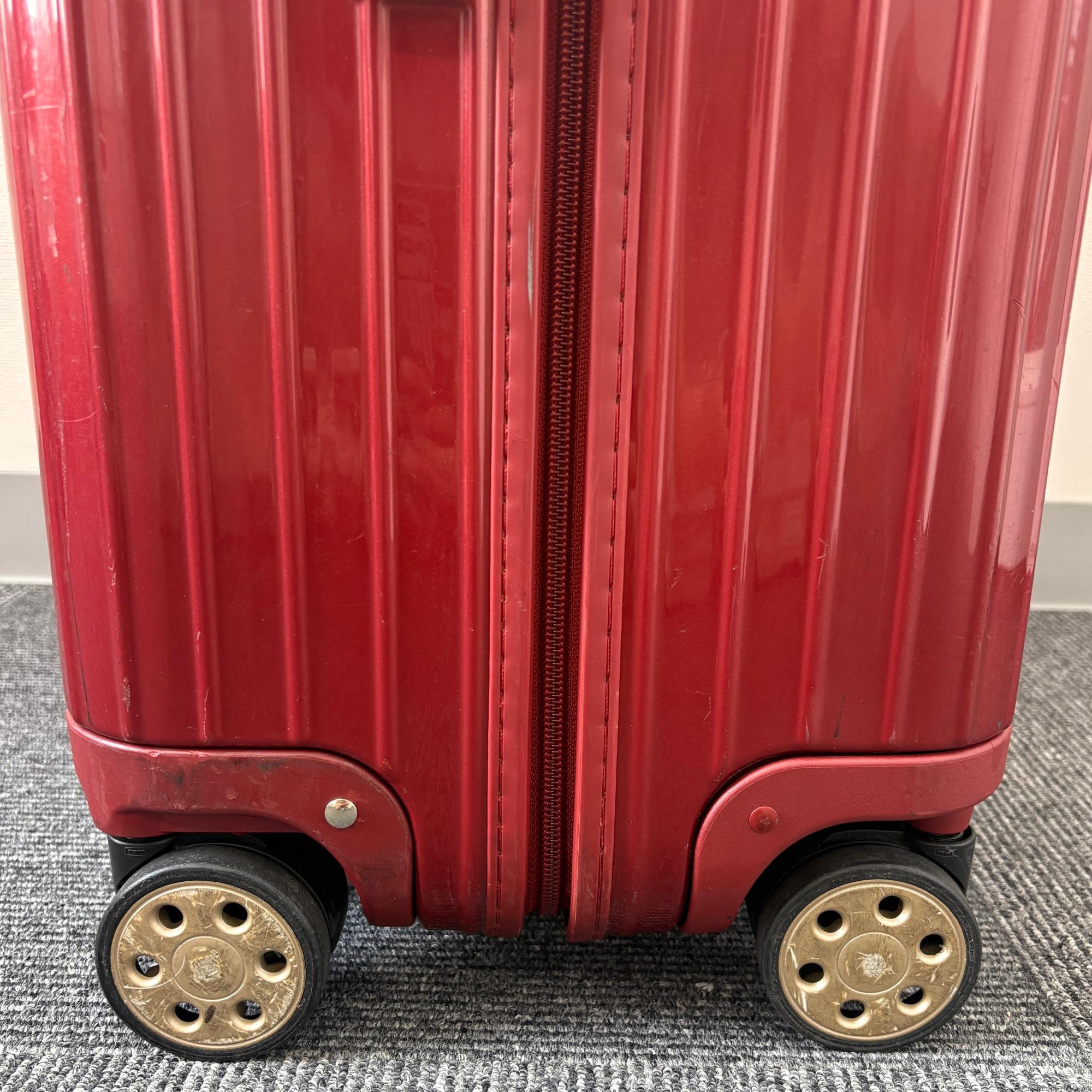 リモワ　サルサデラックス(エッセンシャル)　873.70 　中古商品　86リットル　4輪