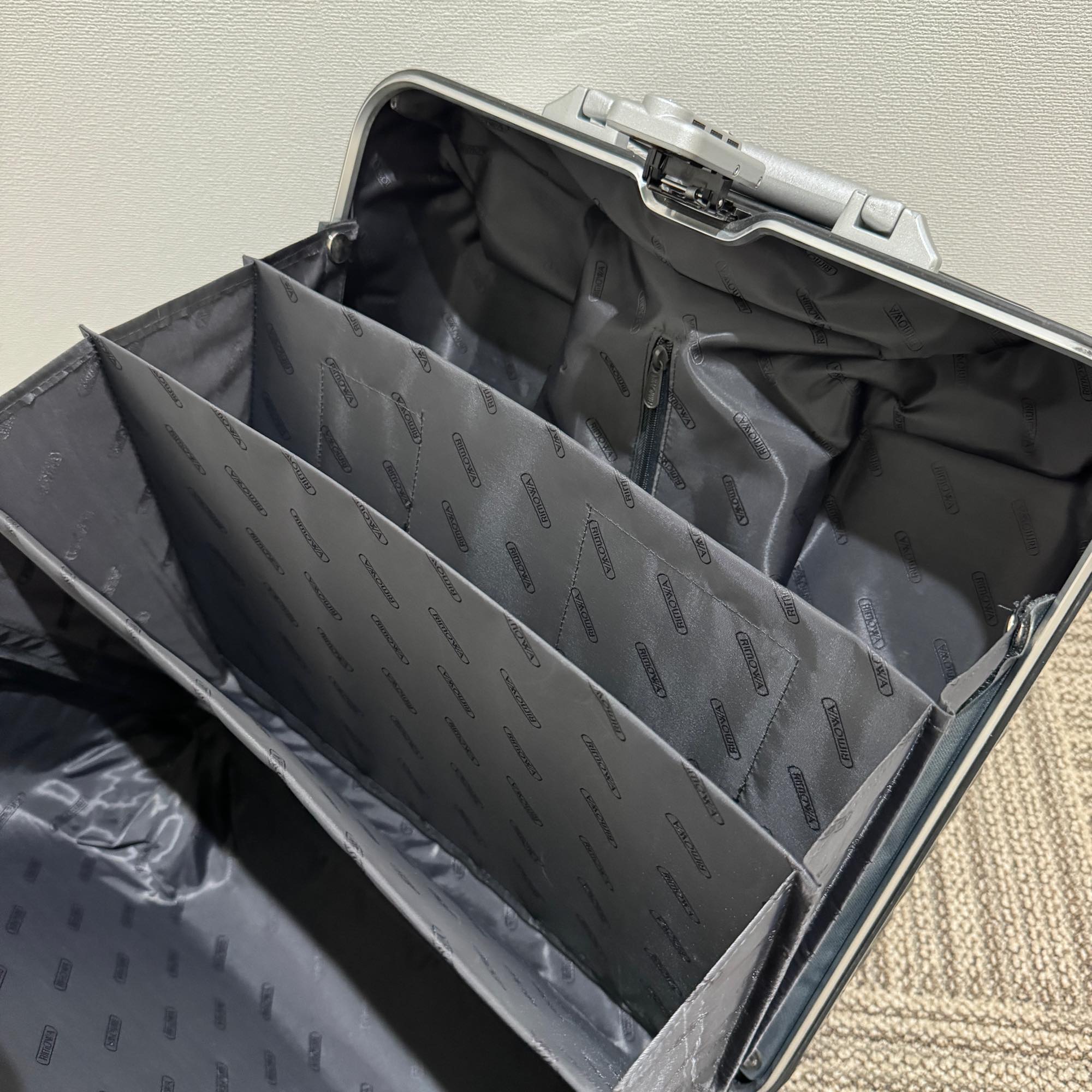リモワ　リンボ　880.40.50.2　中古美品　24リットル　4輪