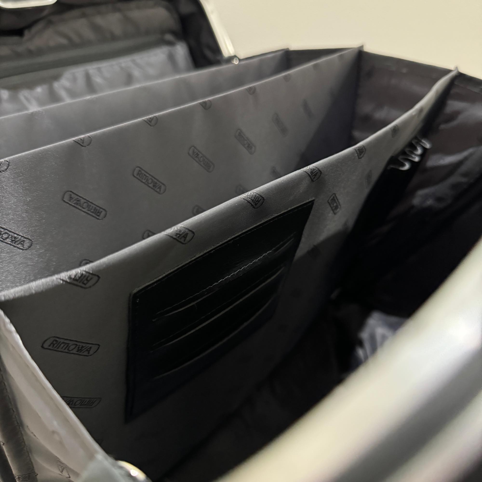 リモワ　リンボ　880.40.50.2　中古美品　24リットル　4輪