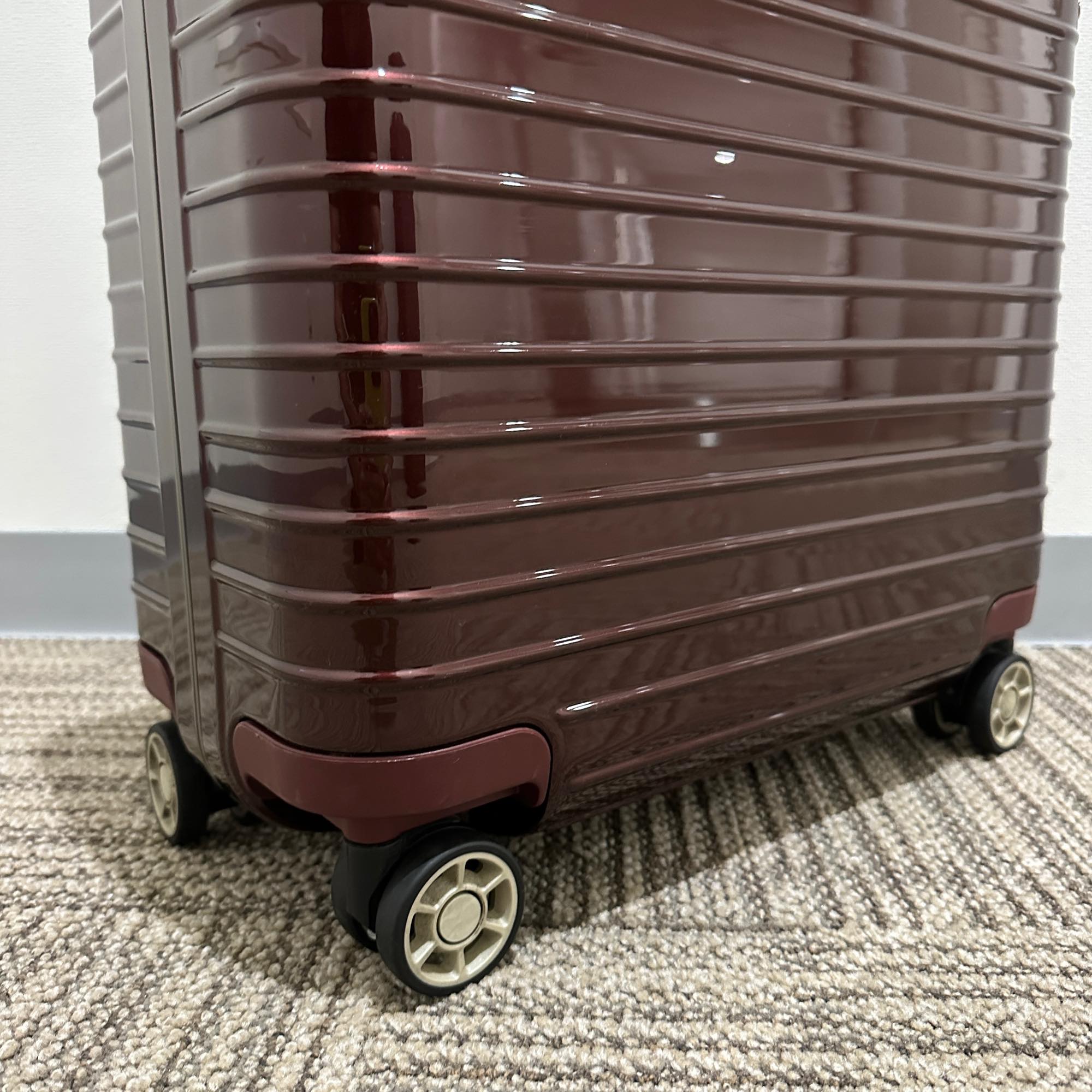 リモワ　リンボ　881.40.34.4　27リットル　中古美品　4輪