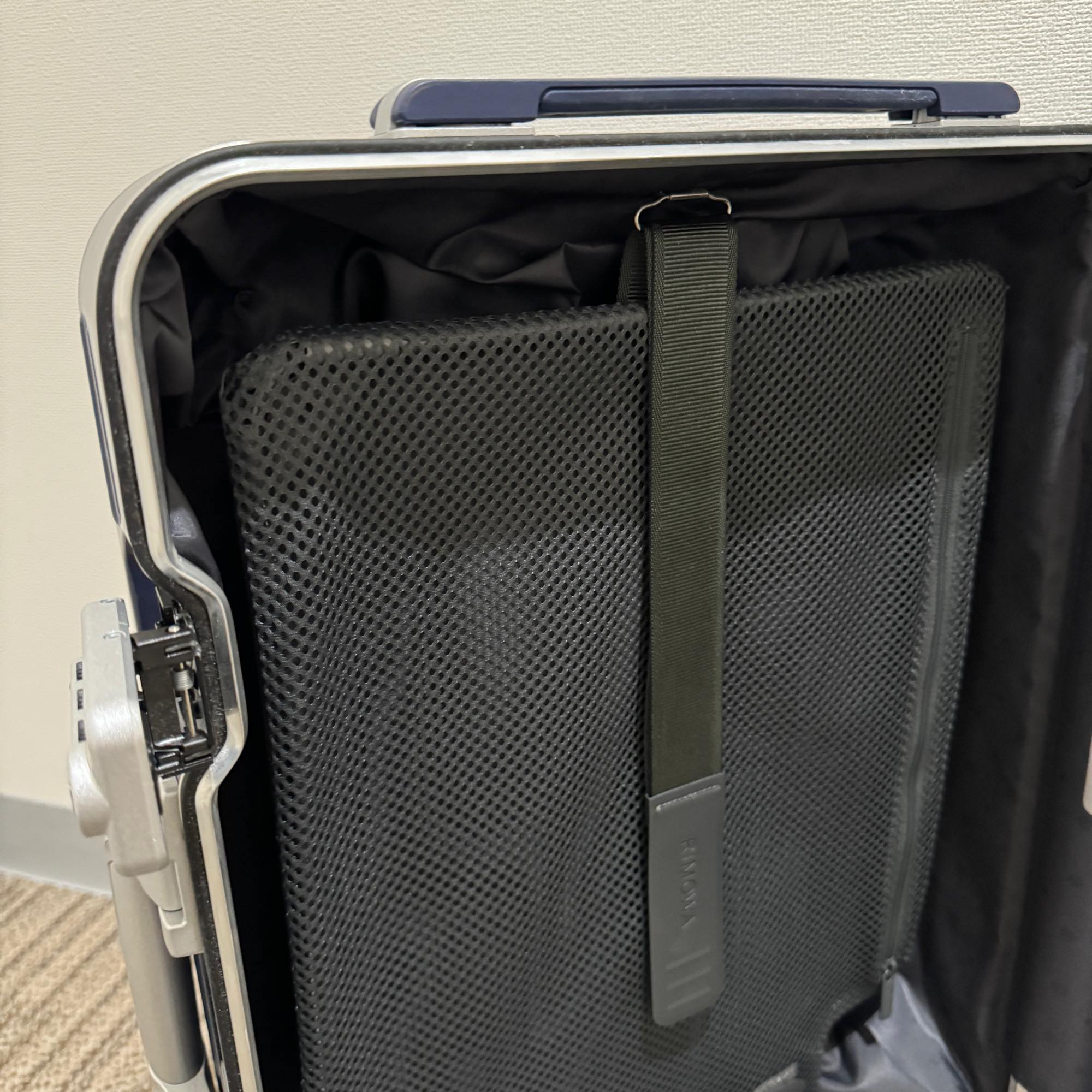 リモワ　ハイブリッド　883.52  キャビンS　グロスブルー　中古美品　32L