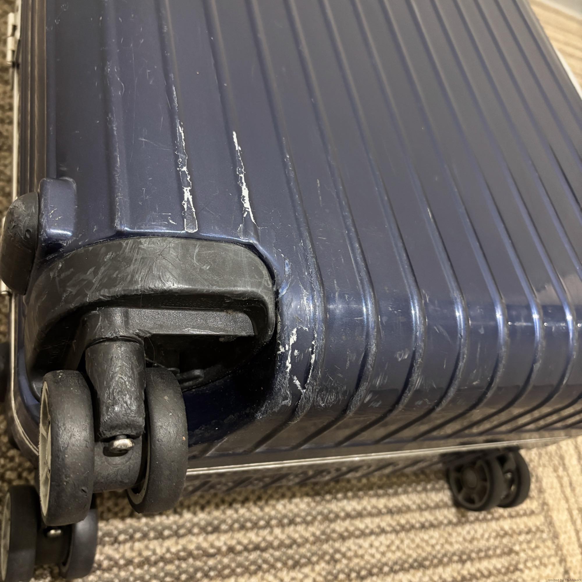 リモワ　ハイブリッド(リンボ)　891.52　中古商品　35リットル　4輪