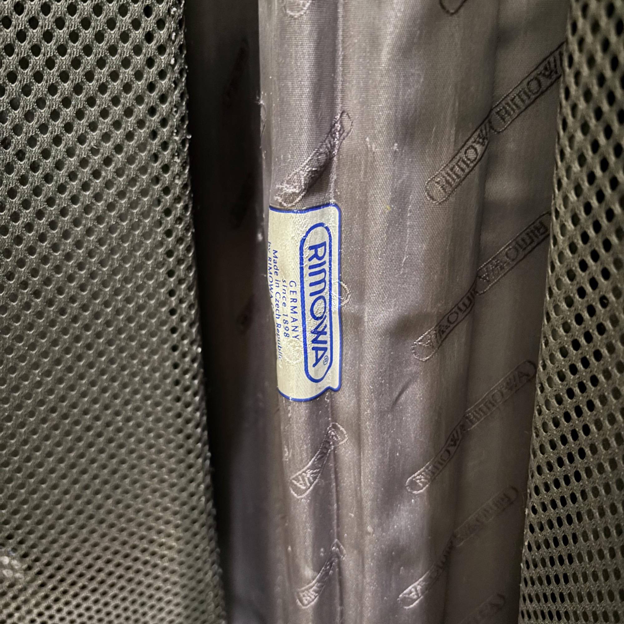 リモワ　ハイブリッド(リンボ)　891.52　中古商品　35リットル　4輪