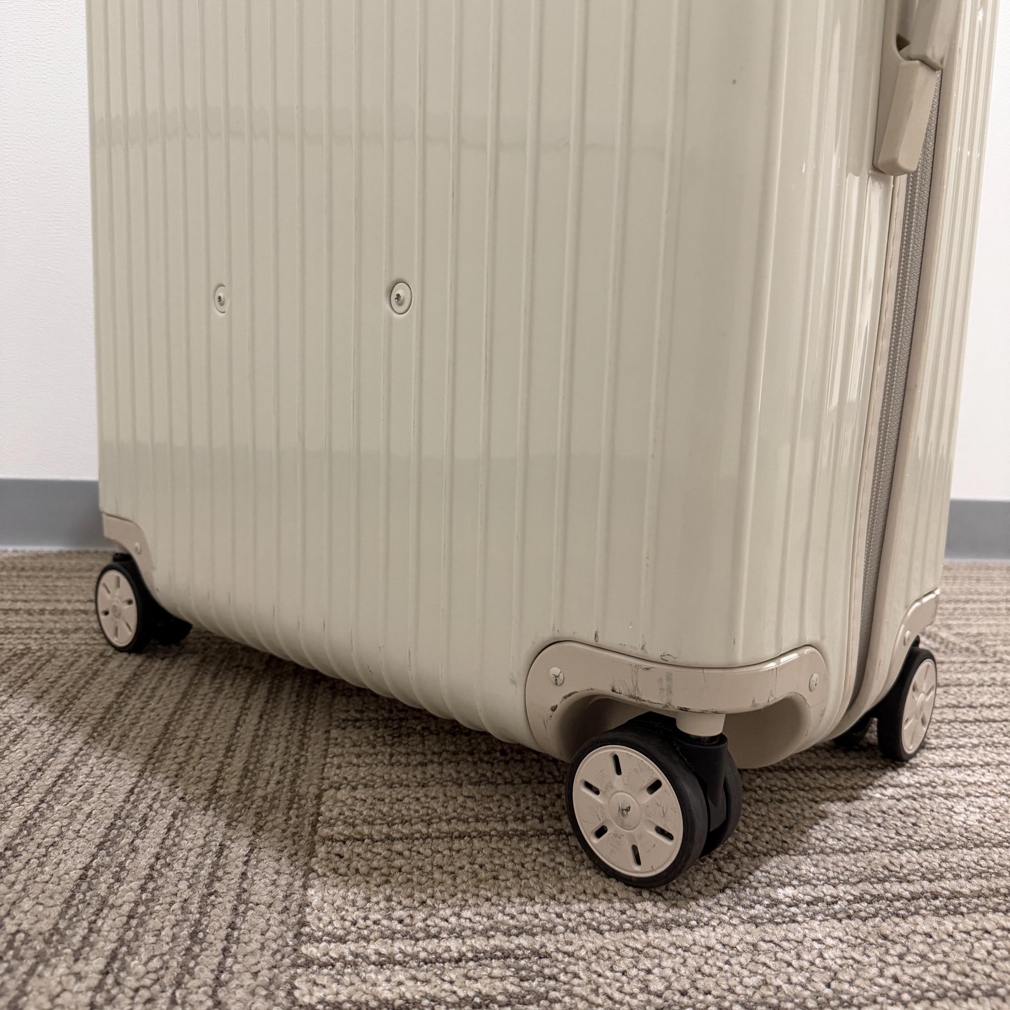 リモワ　ユナイテッドアローズ限定　エッセンシャル(サルサ)　U895.43　中古美品　104リットル　4輪