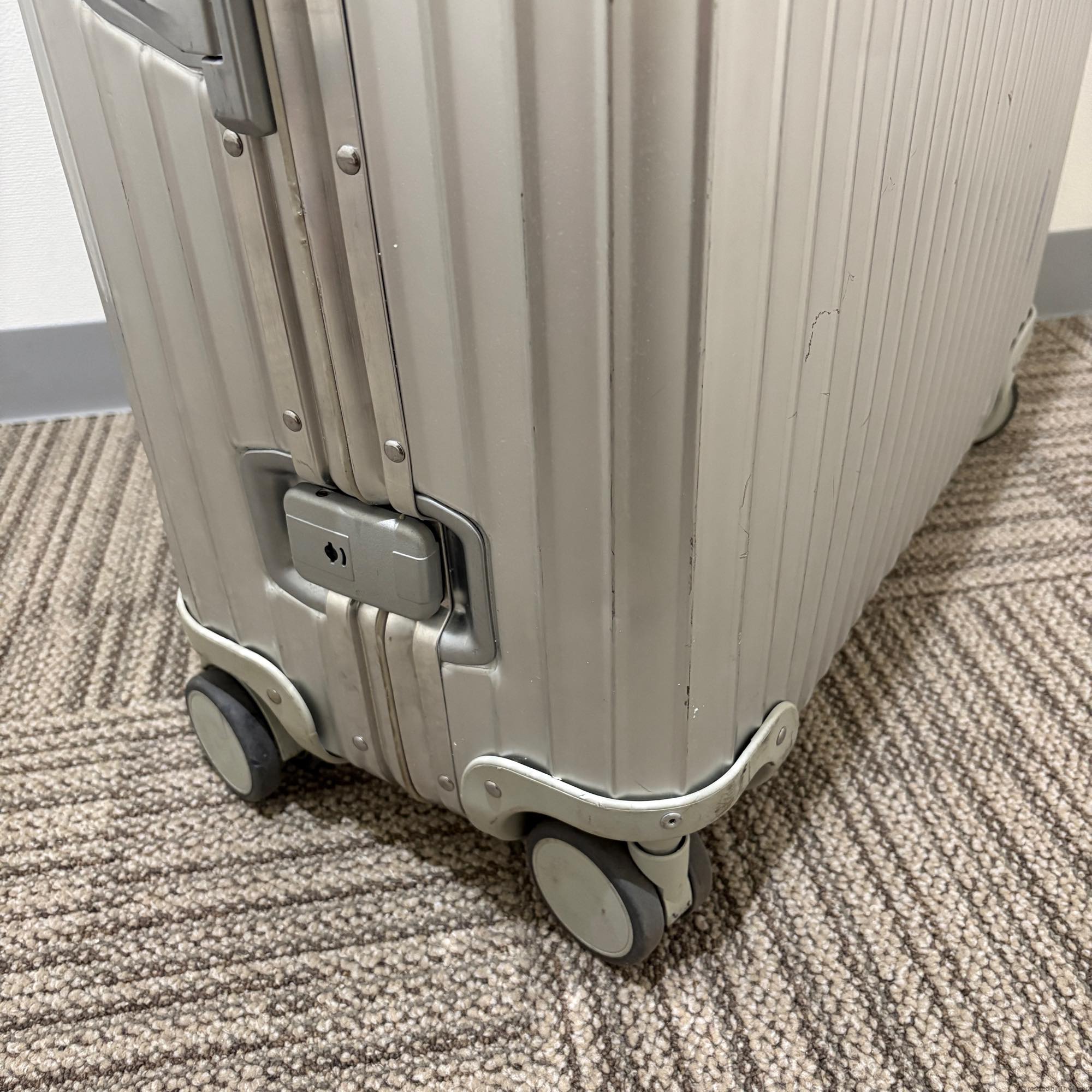 リモワ　トパーズ　中古商品　932.77-9　104リットル　4輪