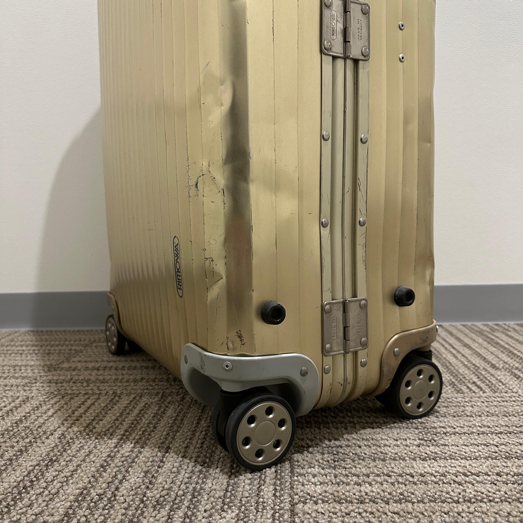リモワ　トパーズゴールド　917.70　82リットル　中古商品　4輪