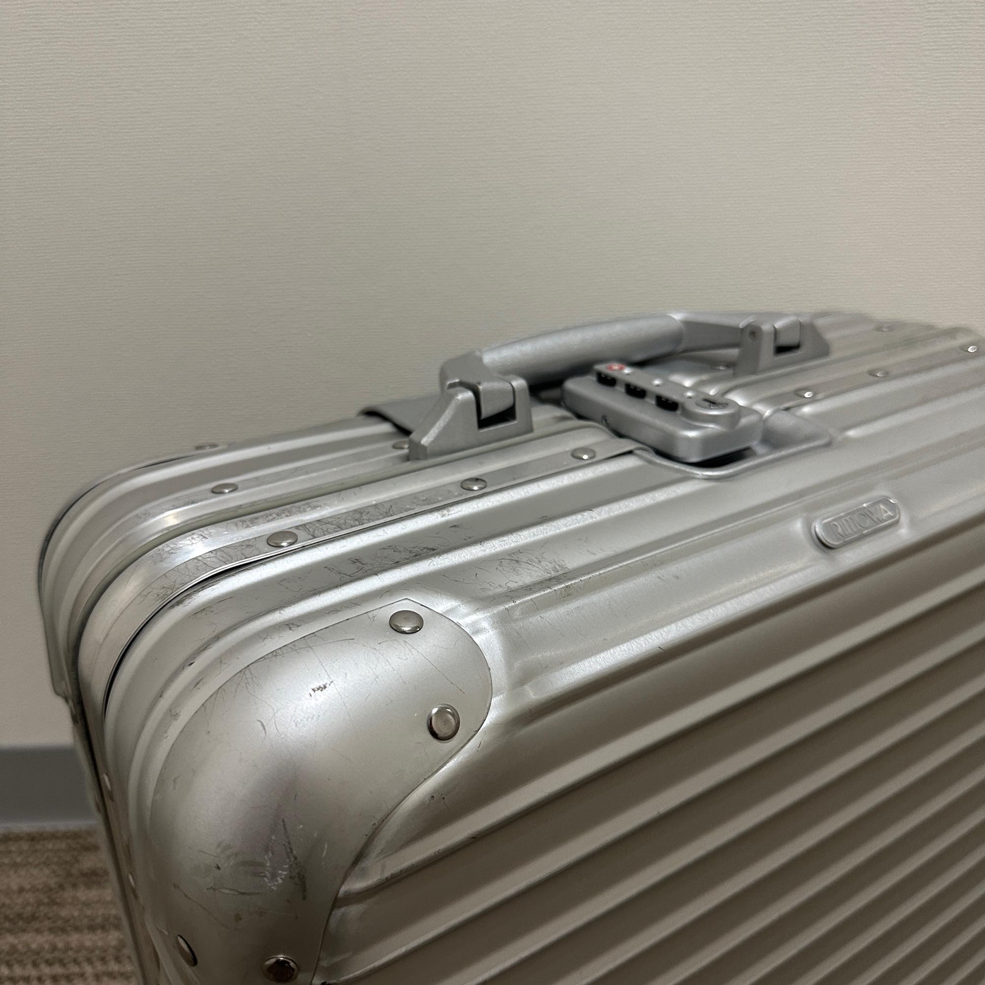 リモワ トパーズ 923.40-1 中古商品 26リットル 4輪 – リモワ(RIMOWA