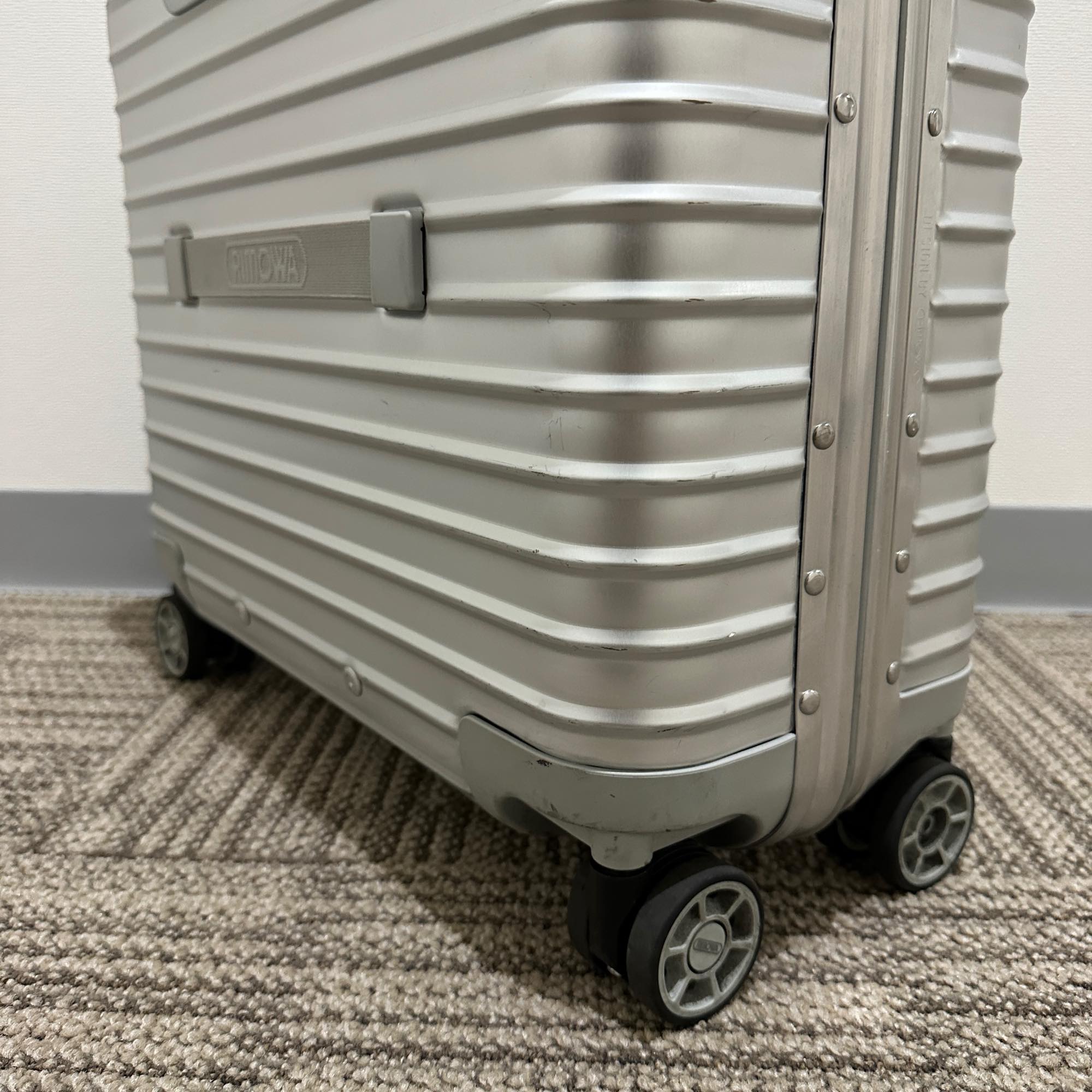 リモワ トパーズ 923.40-1 中古商品 26リットル 4輪 – リモワ(RIMOWA