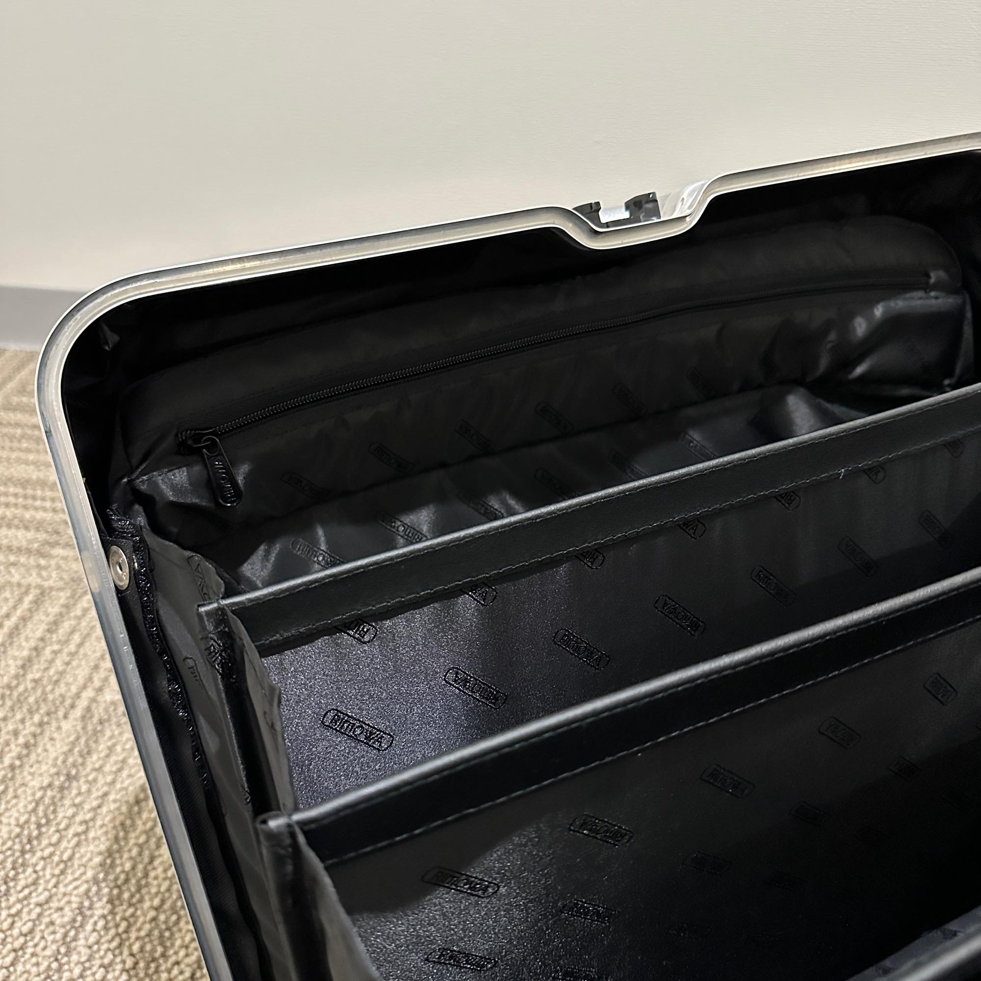 リモワ トパーズ 923.40-1 中古商品 26リットル 4輪 – リモワ(RIMOWA