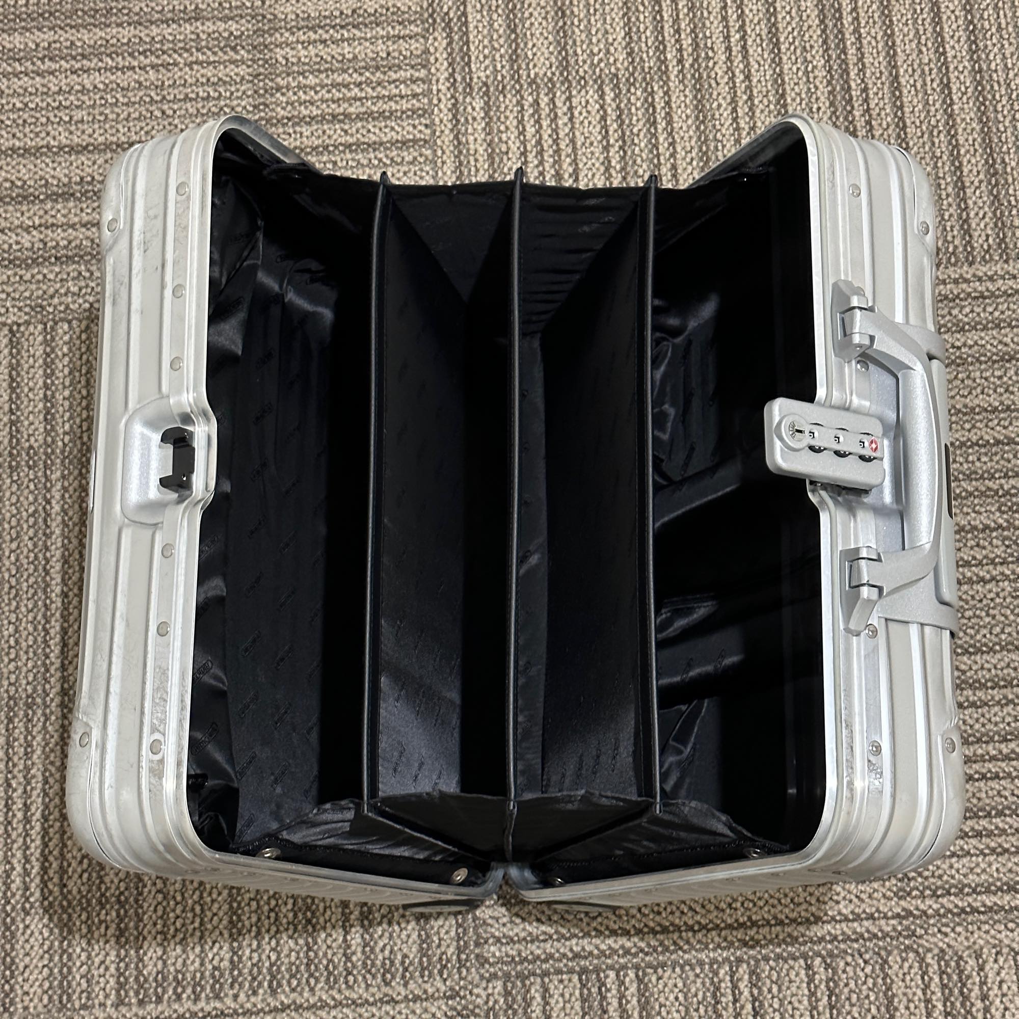 リモワ トパーズチタニウム ビジネストロリー 4輪 26L 923.40黒 リモワ トパーズ 923.40-1 中古商品 26リットル 4輪 – リモワ(RIMOWA