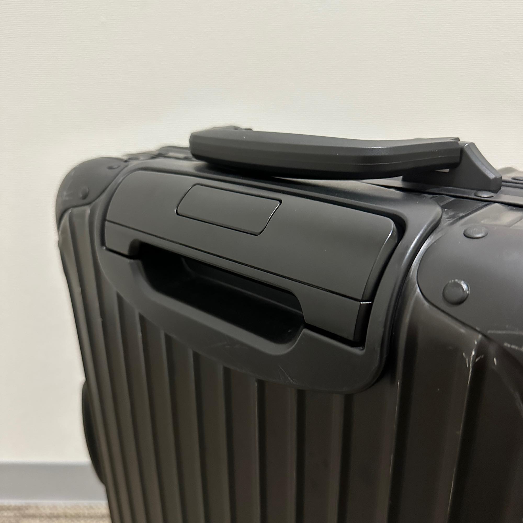 リモワ　トパーズ ステルス　923.52.01.4　32リットル　中古商品　4輪
