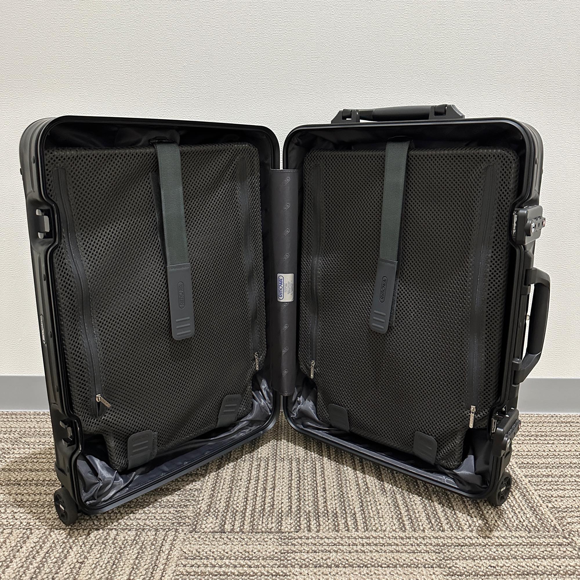 リモワ　トパーズ ステルス　923.52.01.4　32リットル　中古商品　4輪
