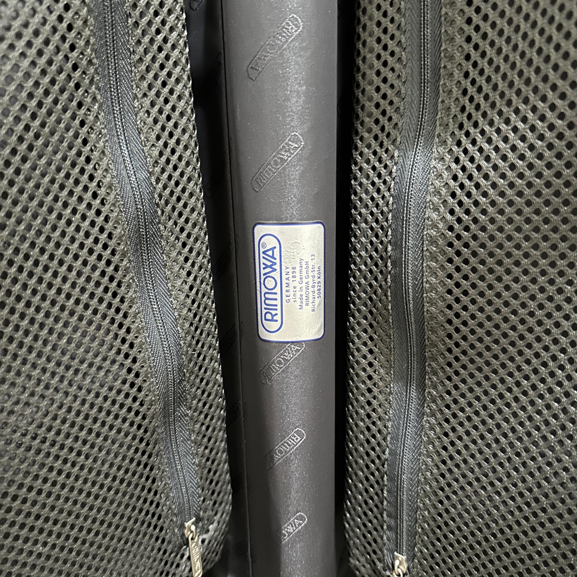 リモワ　トパーズ ステルス　923.52.01.4　32リットル　中古商品　4輪