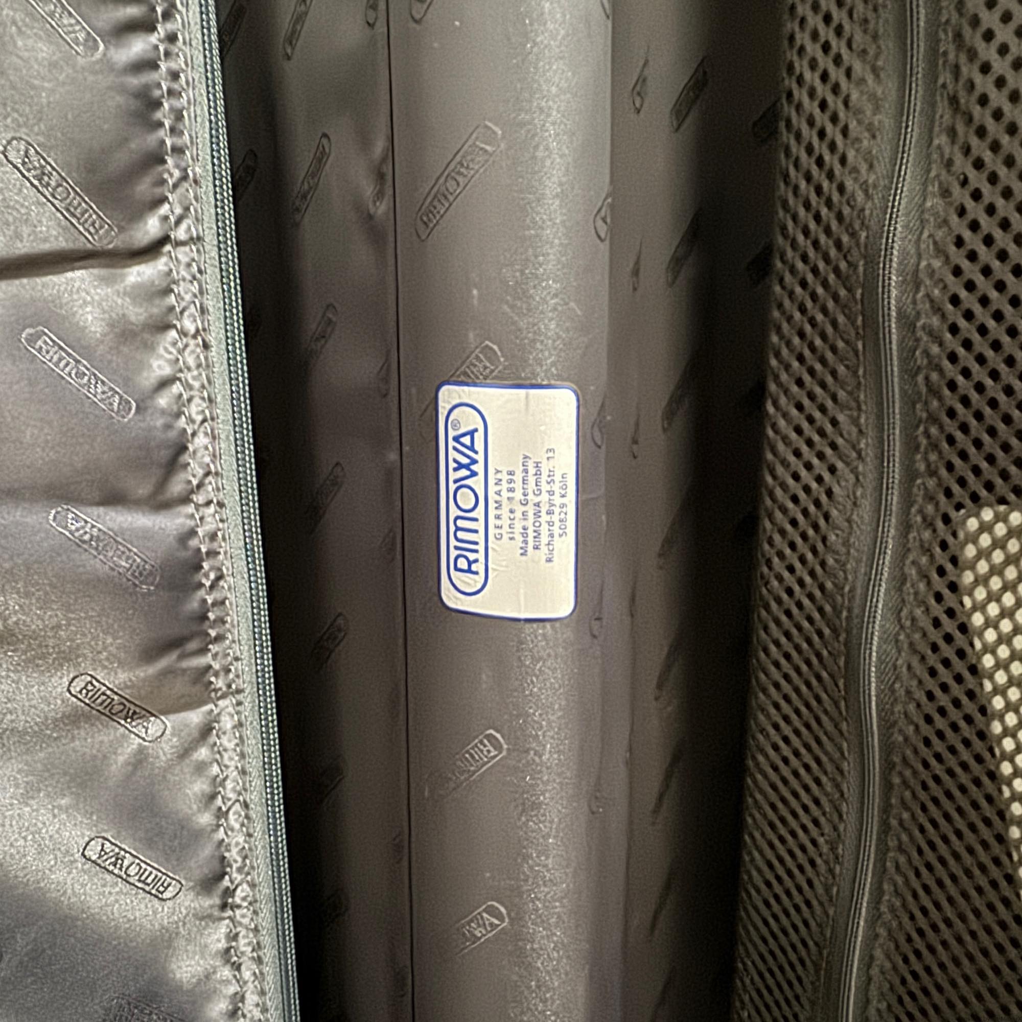 リモワ　トパーズ　ステレス　924.70.01.4　中古商品　78 リットル　4輪