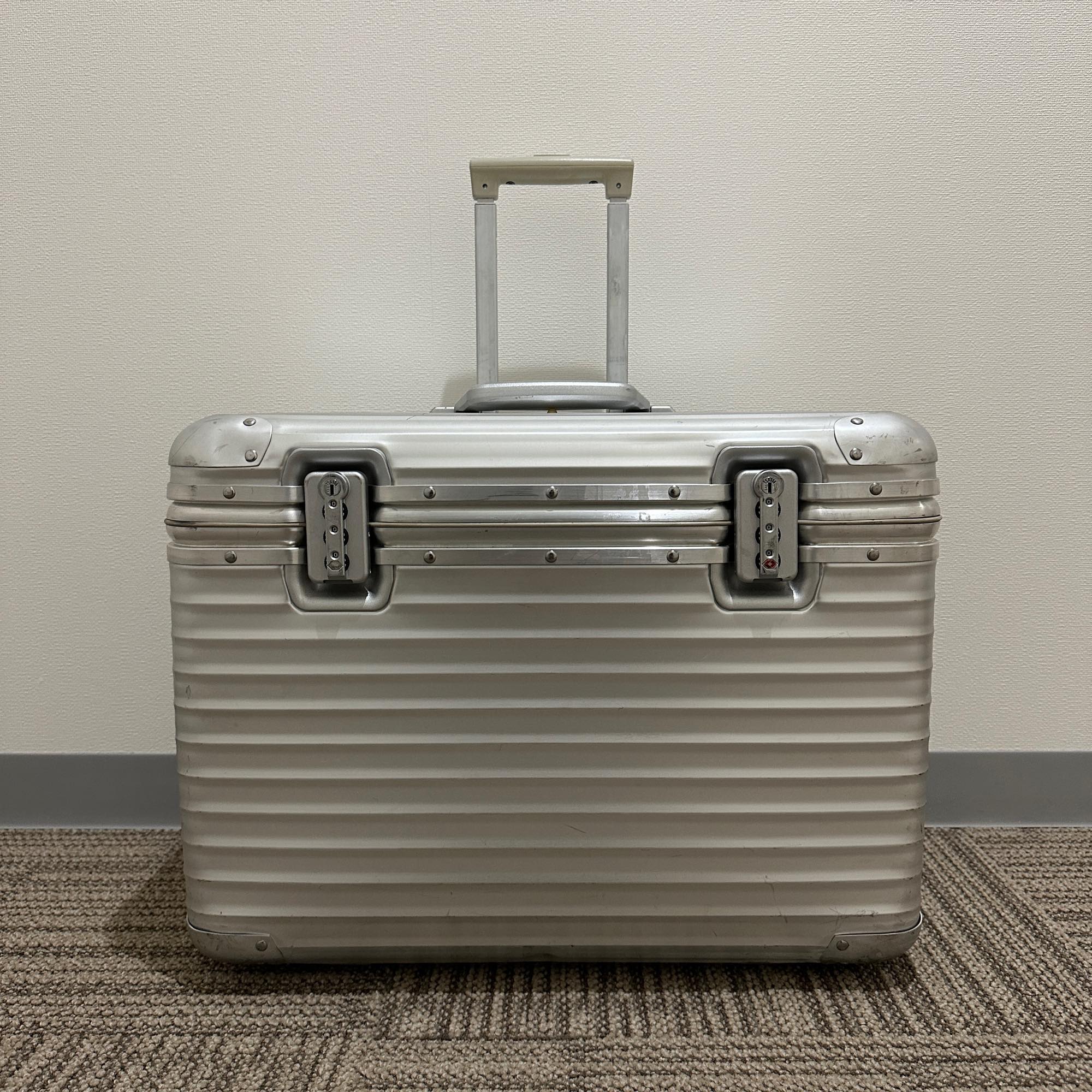 リモワ　パイロット　中古商品　928.51　46リットル　2輪