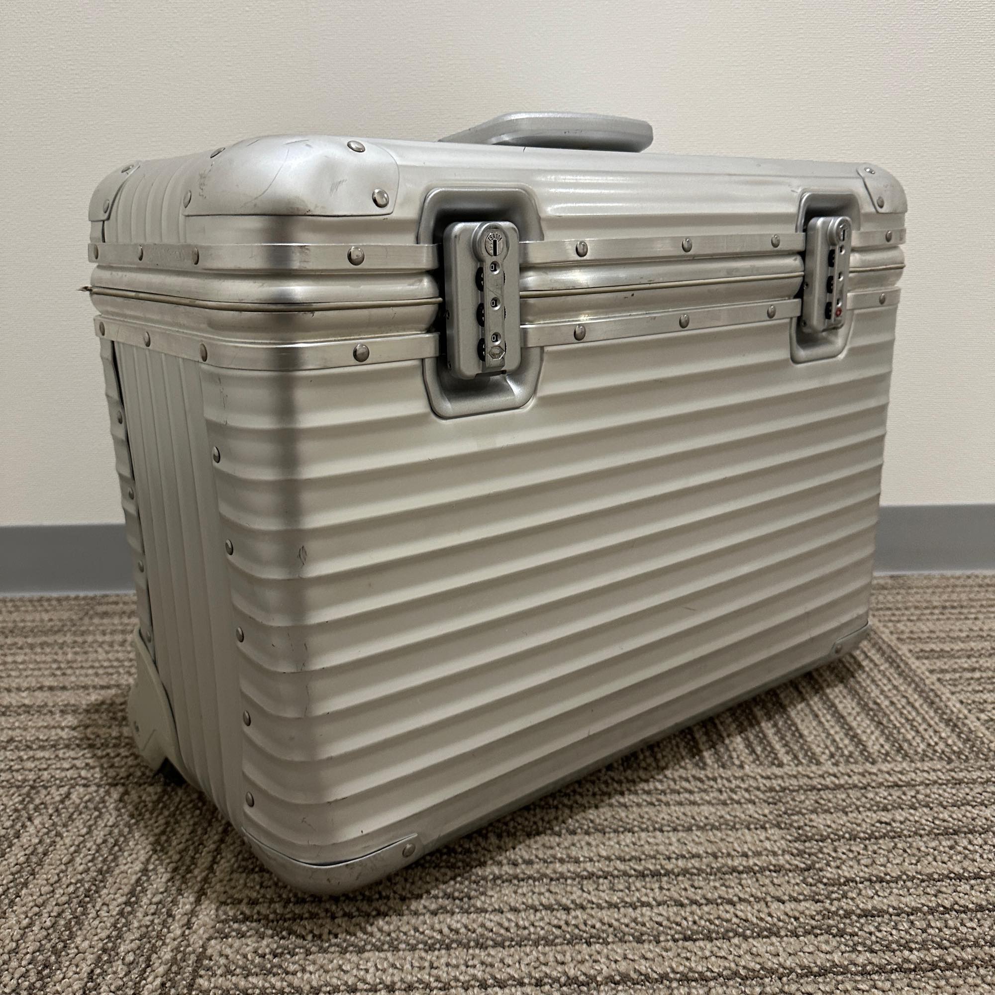 リモワ　パイロット　中古商品　928.51　46リットル　2輪
