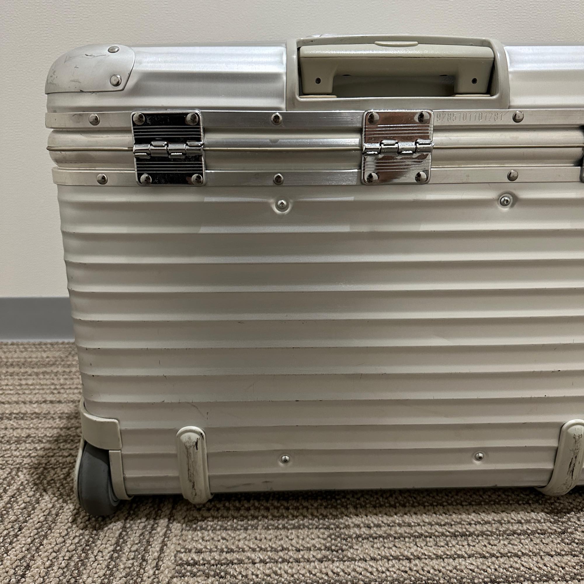 リモワ　パイロット　中古商品　928.51　46リットル　2輪