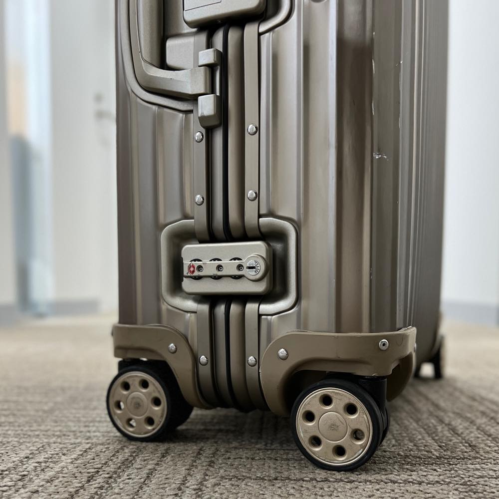 リモワ　トパーズ　945.63 　中古商品　64リットル　4輪