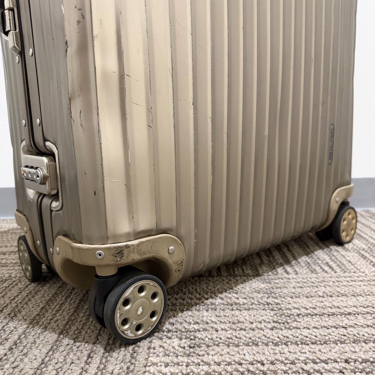 リモワ　トパーズ チタニウム(オリジナル)　中古商品　945.70　82リットル　4輪