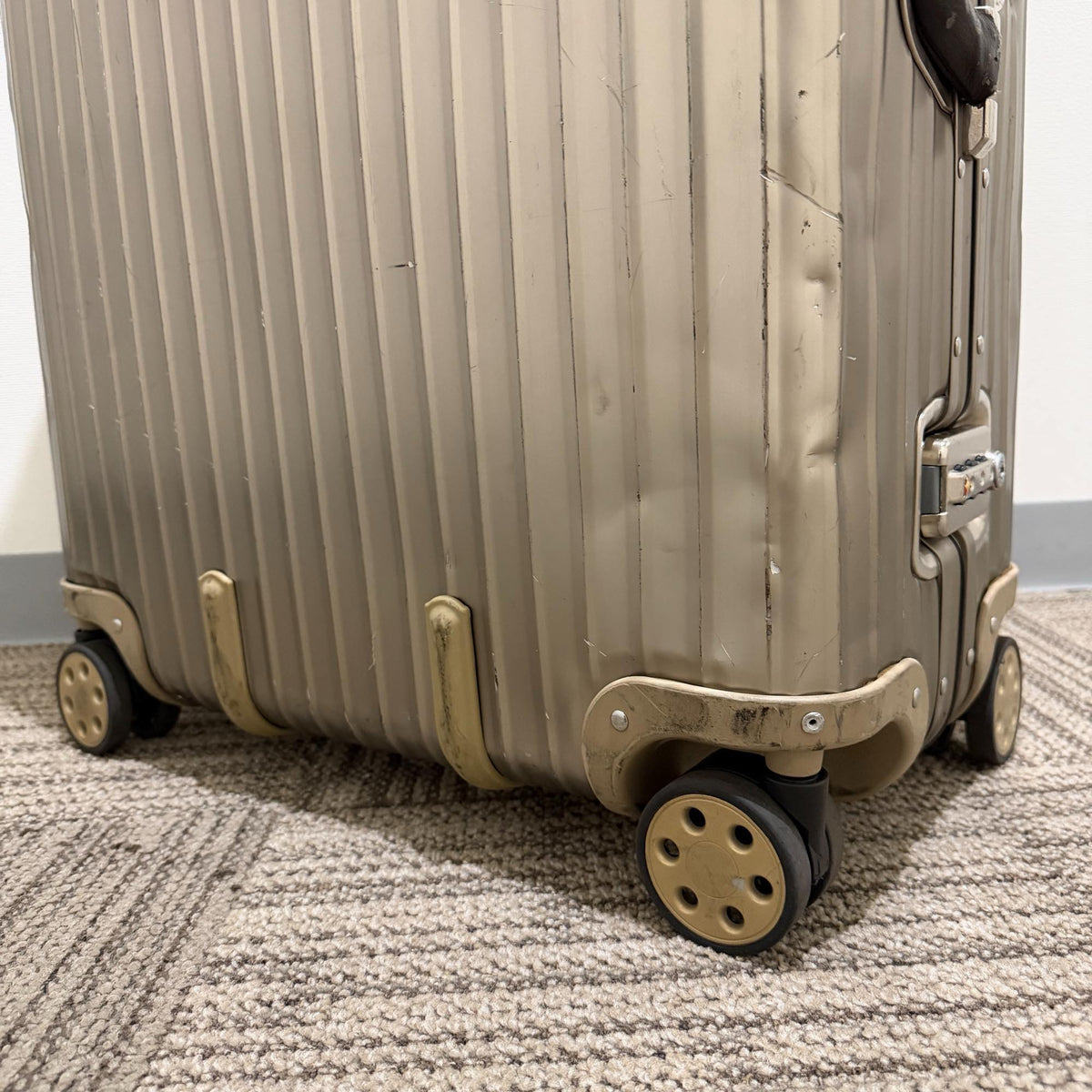 リモワ　トパーズ チタニウム(オリジナル)　中古商品　945.70　82リットル　4輪