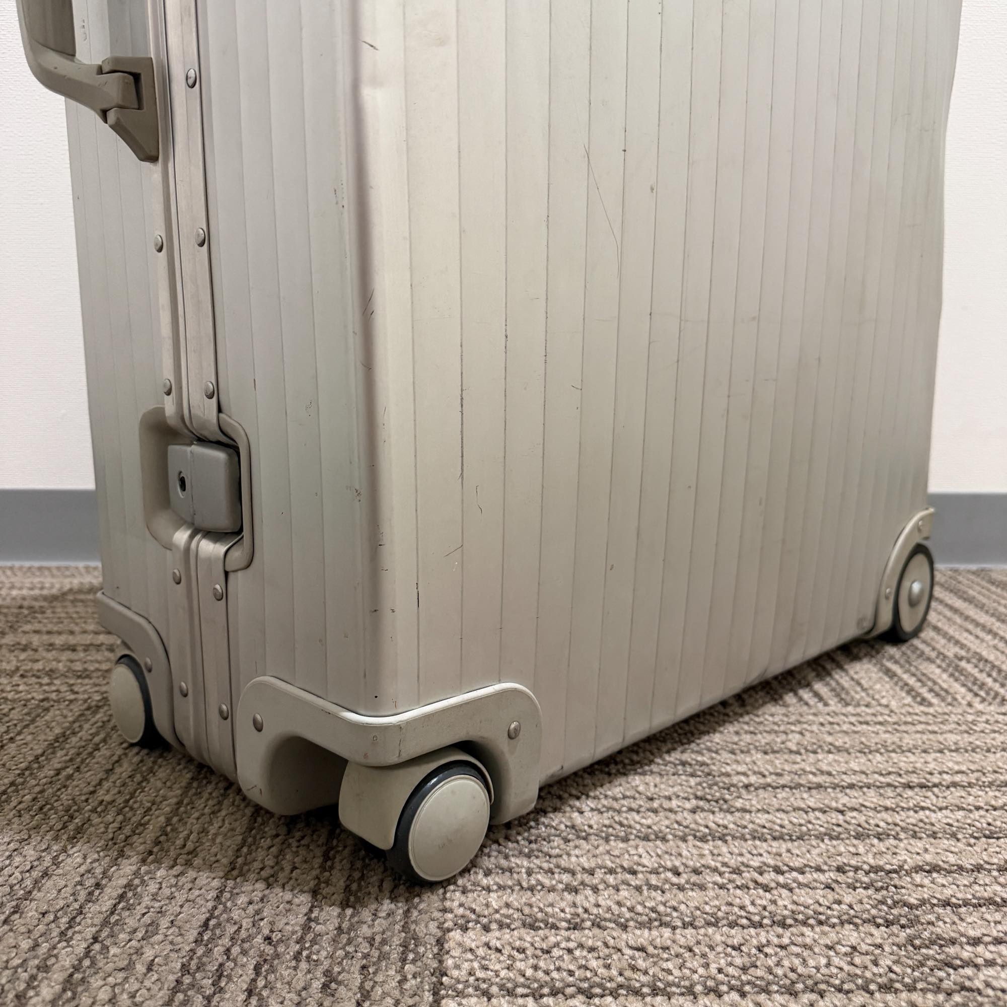 リモワ　オパール　949.77　中古商品　104リットル　4輪