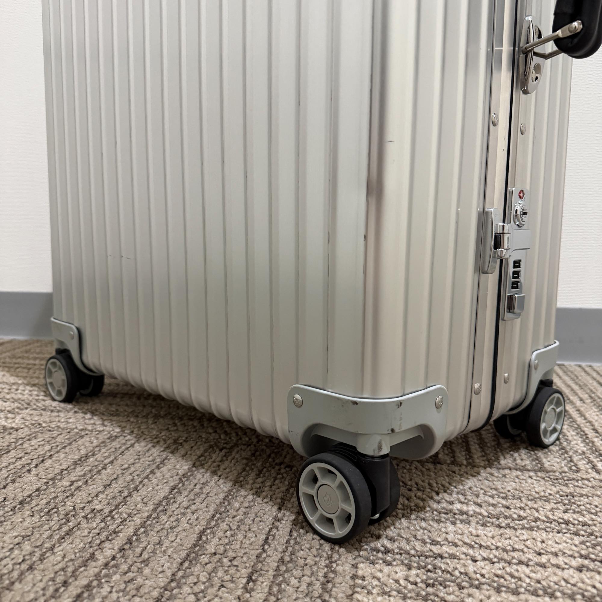 リモワ　クラシック　972.63　61リットル　中古美品　4輪　