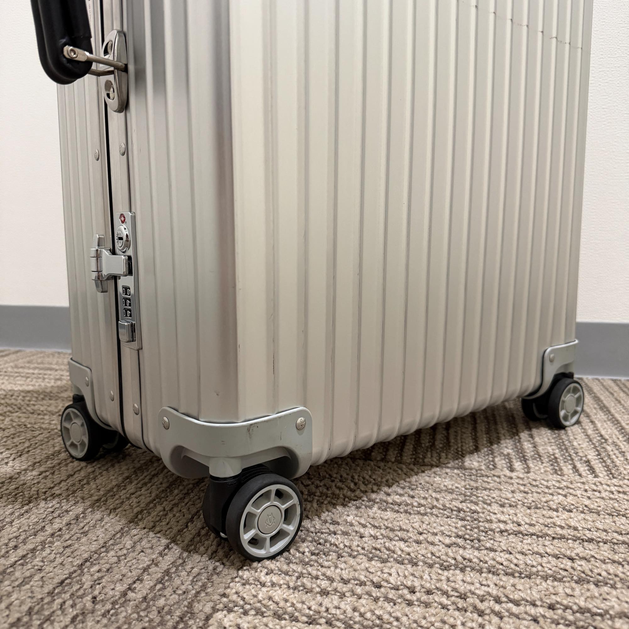 リモワ　クラシック　972.63　61リットル　中古美品　4輪　