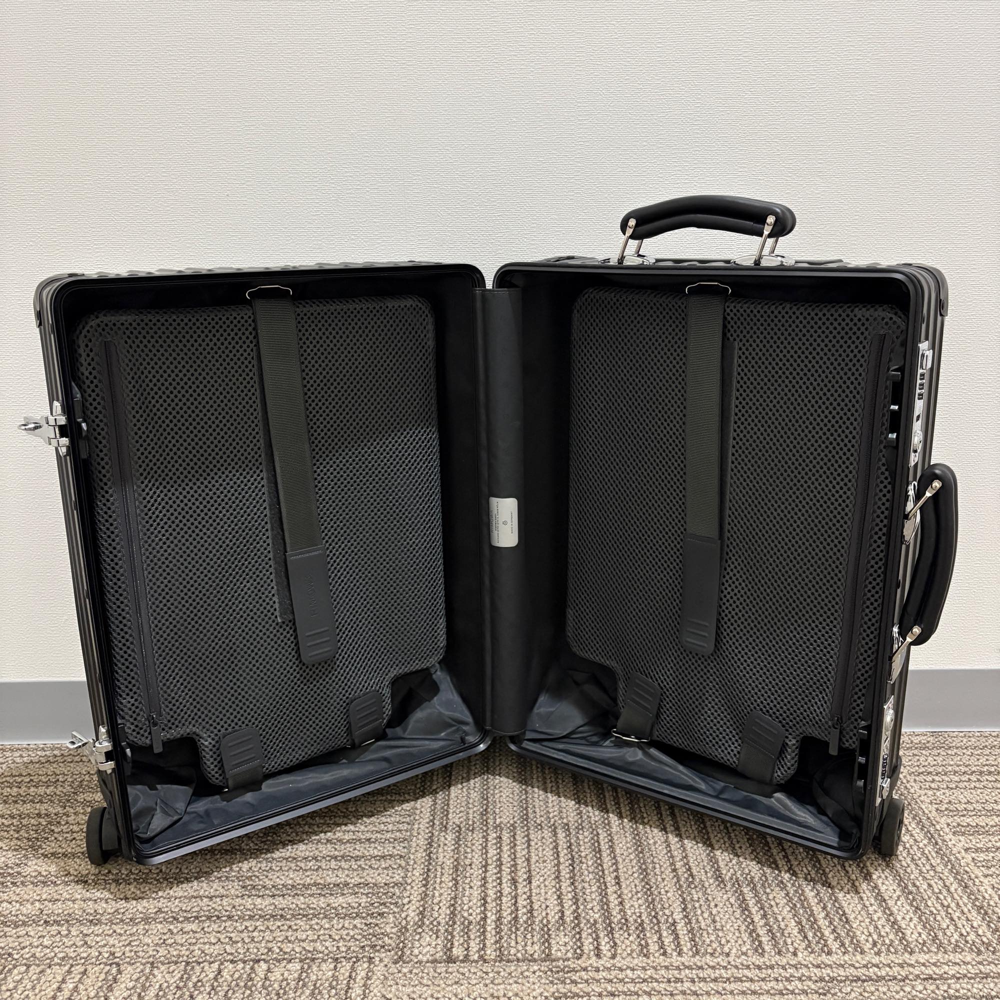 リモワ　クラシック　973.53.01.4　キャビン　ブラック　中古美品　36リットル　4輪
