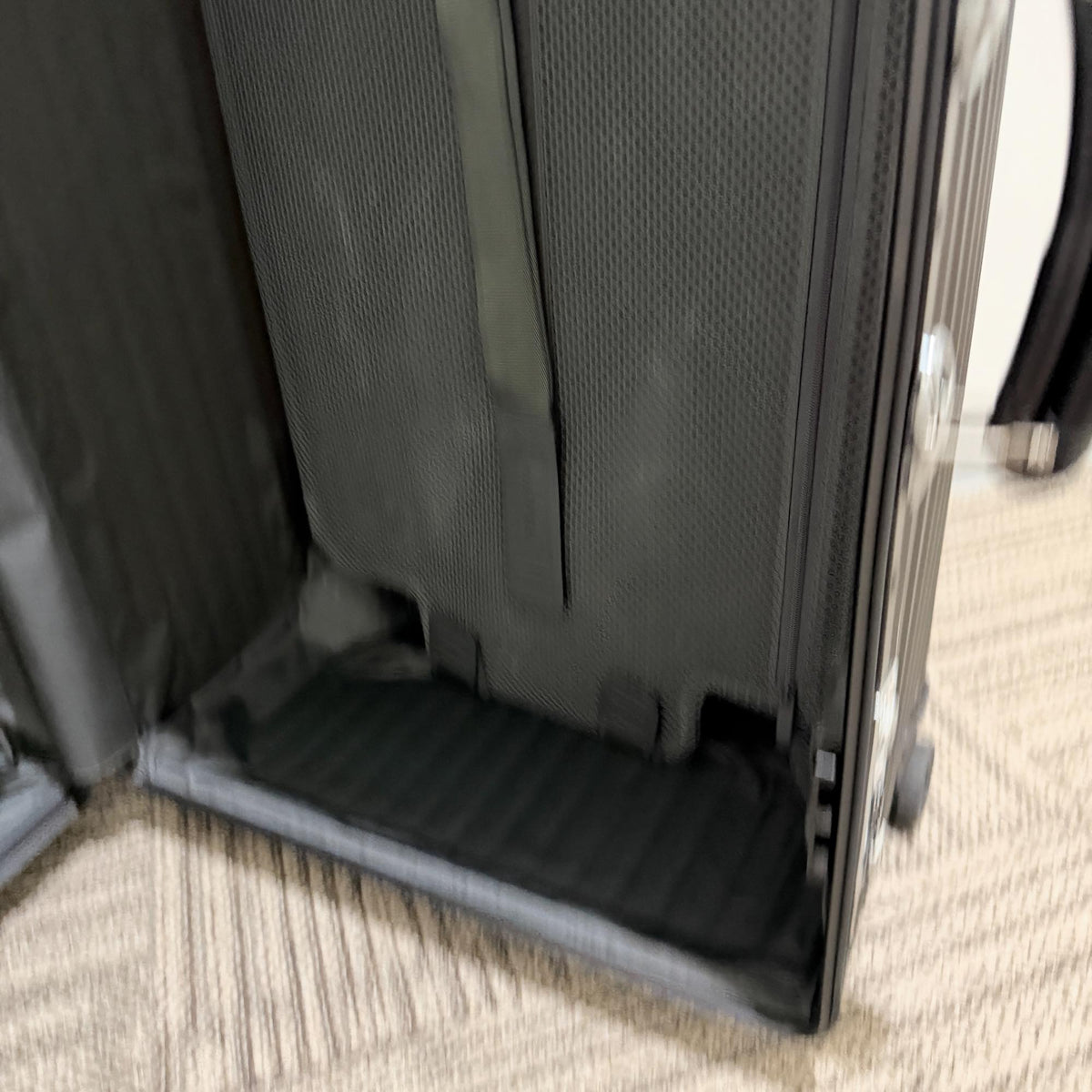 リモワ　クラシック　中古美品　U973.75.01.4　100リットル　4輪