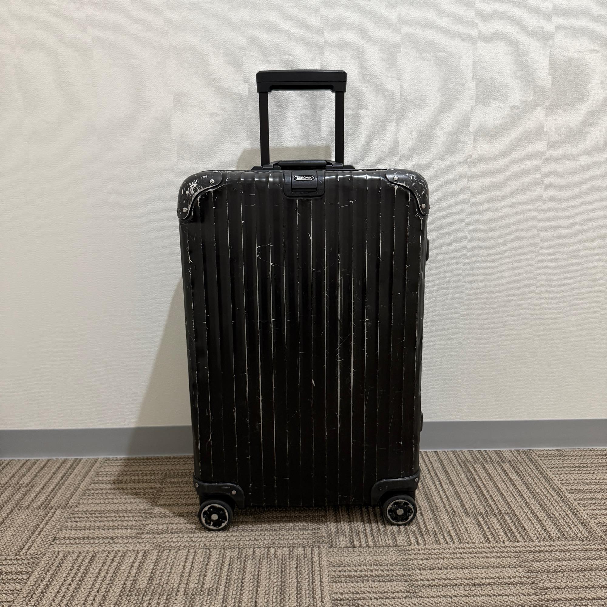 リモワ　トパーズ ステルス　中古商品　985.97　64リットル　4輪