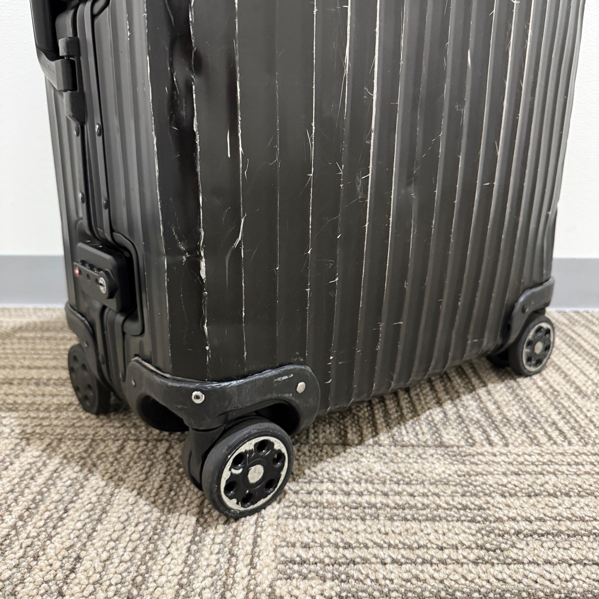 リモワ　トパーズ ステルス　中古商品　985.97　64リットル　4輪