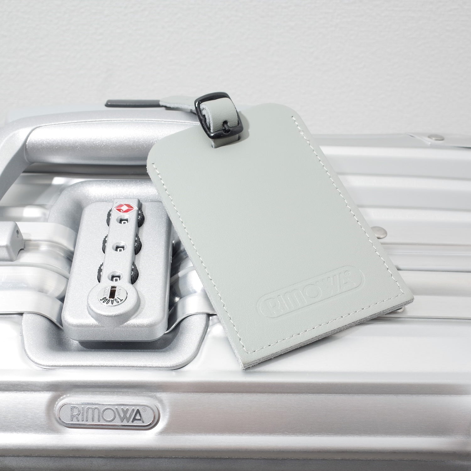リモワに付属するネームタグの使い方 – リモワ(RIMOWA)専門通販サイト