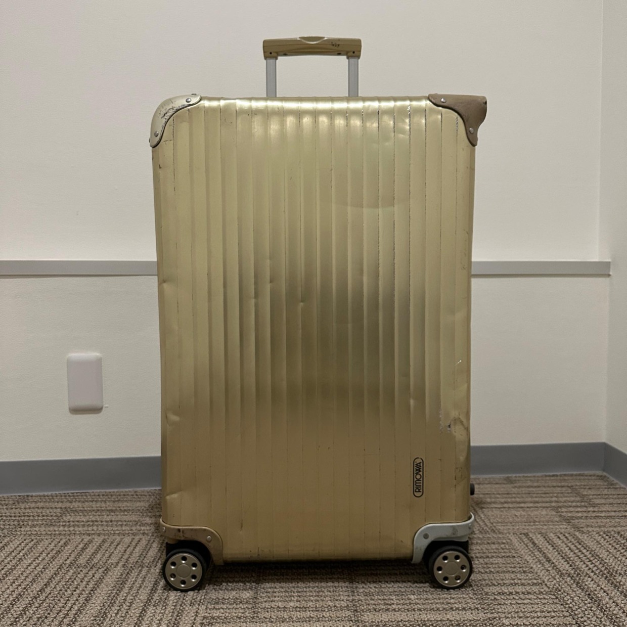 リモワ　トパーズ　ゴールド　スーツケース